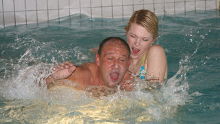 Old Meets Young by the Pool - бесплатное порно на 1PORNO.NET