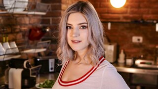 Blonde teen Eva Elfie teases her clit with a green cucumber - бесплатное порно на 1PORNO.NET