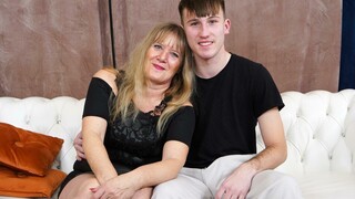 Blonde MILF Lilie M Enjoys Handjob and Fingering - лучшее порно без регистрации 1PORNO.NET