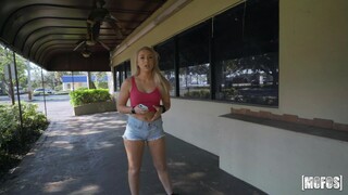 Athletic Babe Gets Stuck in a Tight Spot - лучшее порно без регистрации 1PORNO.NET