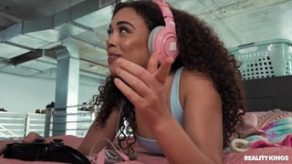 Armani Black's Stepmom Interrupts Her Anal Fun - бесплатное порно на 1PORNO.NET