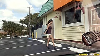 Shaved Brunette Chasity Sucks & Fucks Outdoors - бесплатное порно на 1PORNO.NET