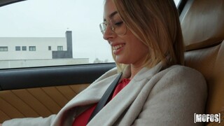 Teen Sister of Best Friend Gets Big Cock in POV - бесплатное порно на 1PORNO.NET