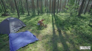 Mia Gives a Blowjob in the Tent - бесплатное порно на 1PORNO.NET