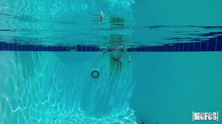 Wet and Wild Bikini Squirters - бесплатное порно на 1PORNO.NET