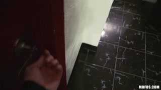 Black Hair, Bathroom Blowjob - бесплатное порно на 1PORNO.NET