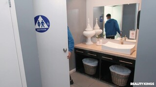 Diego Perez Fucks Skinny Latina in Bathroom - лучшее порно без регистрации 1PORNO.NET