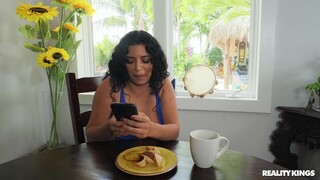 Bikini Babe Gets Cum on Tits - бесплатное порно на 1PORNO.NET