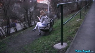 Blonde gets blowjob in public place - лучшее порно без регистрации 1PORNO.NET