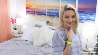 Squirting Pajama Ride with Petite Lola - бесплатное порно на 1PORNO.NET