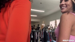 Deepthroat in Public: Knees Weak - бесплатное порно на 1PORNO.NET
