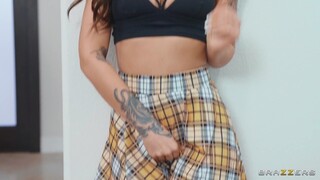 Brunette Bombshell April Olsen's Toy Ride - бесплатное порно на 1PORNO.NET