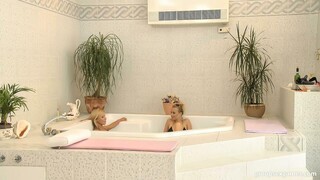 Nikky's Shaved Pussy Play - бесплатное порно на 1PORNO.NET