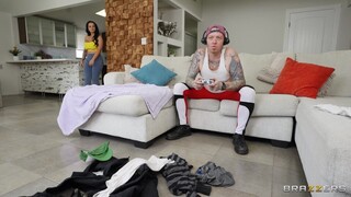 Tattooed Girlfriend Gets Oiled Up - лучшее порно без регистрации 1PORNO.NET