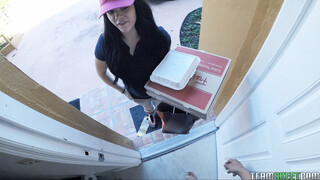 Lucky Delivery Girl Kimber Woods Fucked For A Money Tip - лучшее порно без регистрации 1PORNO.NET