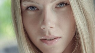 Blonde Girl Strips Alone - бесплатное порно на 1PORNO.NET