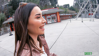 Theme Park Exhibitionist - Aria Lee Gets Naughty - лучшее порно без регистрации 1PORNO.NET