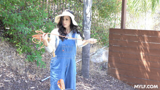 Helping Busty MILF Reagan Foxx in the Yard - лучшее порно без регистрации 1PORNO.NET