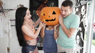 Swalloween Treat: Tia Cyrus Deep Throat & Cumshot Fun - лучшее порно без регистрации 1PORNO.NET