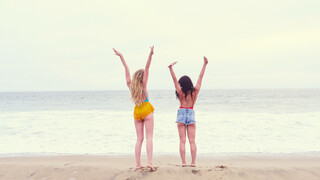 Naughty Beach Fun with Two Horny Babes - бесплатное порно на 1PORNO.NET