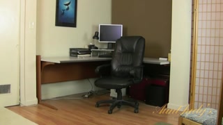 Raylynn fucks herself in the office desk - лучшее порно без регистрации 1PORNO.NET