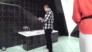 Ryanne the Horny Cougar Peeps on Shower Boy with Sex Toys - лучшее порно без регистрации 1PORNO.NET