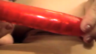 Bee spreads wide for a giant dildo in her pussy - бесплатное порно на 1PORNO.NET