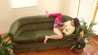 Asian Celene rides toy hard on couch - amateur solo fun - бесплатное порно на 1PORNO.NET
