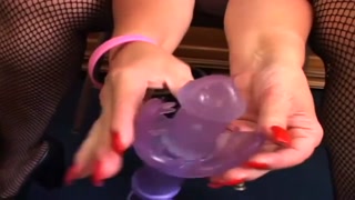 Leighanne enjoys her dildo in class - бесплатное порно на 1PORNO.NET
