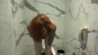 Amateur redhead Emma Evins sucks cock in the bathtub - лучшее порно без регистрации 1PORNO.NET