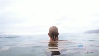 Emma Hix Shower Pissing - Naughty Blonde on the Beach - лучшее порно без регистрации 1PORNO.NET