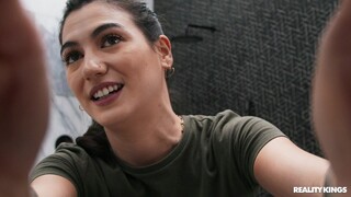 Handy Man Fucks Brunette in Bathroom - лучшее порно без регистрации 1PORNO.NET