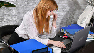 Redhead Scarlett Jones Gets Her Pussy Fucked at Work - лучшее порно без регистрации 1PORNO.NET
