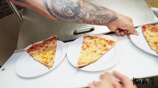 Pussy Eats Pizza while Getting Fucked - лучшее порно без регистрации 1PORNO.NET
