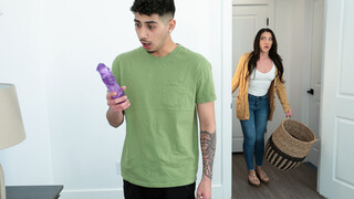  I Discovered Stepmom's Hot Toys  - лучшее порно без регистрации 1PORNO.NET