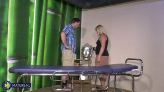 Kim, a Mature Housewife, Gets Her Massage - лучшее порно без регистрации 1PORNO.NET