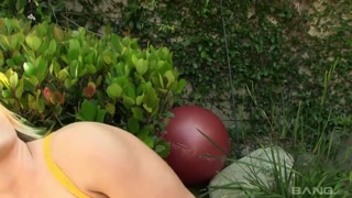 Cali Carter deepthroats stepbro's massive dick outside - лучшее порно без регистрации 1PORNO.NET