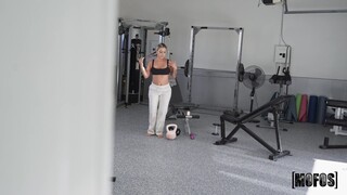Roommate's Naughty Workout Aid - лучшее порно без регистрации 1PORNO.NET