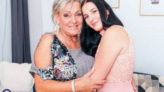 Stepdaughter Suzie Sparkles Enjoys Lesbian Sex with GILF Malinde - лучшее порно без регистрации 1PORNO.NET