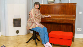 Big Titted Granny Sharon Amore's Home Fuck with Student - лучшее порно без регистрации 1PORNO.NET