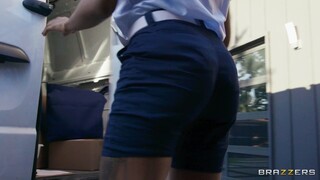 Redhead Delivery Girl's Naughty Secret - бесплатное порно на 1PORNO.NET