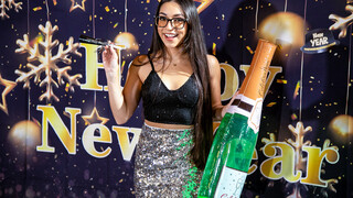 Tiny Slut Madison Wilde Takes Danny's Cock for NYE - лучшее порно без регистрации 1PORNO.NET