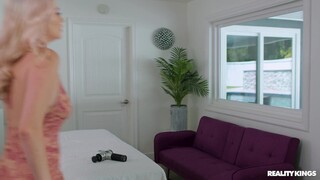Massage Room Blowjob with Skye Blue and Keiran - бесплатное порно на 1PORNO.NET