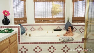 Milf Cherie Deville Enjoys Deepthroat Blowjob with Isiah Maxwell - лучшее порно без регистрации 1PORNO.NET