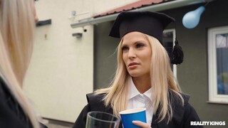 Outdoor Party with Skinny College Girl - лучшее порно без регистрации 1PORNO.NET